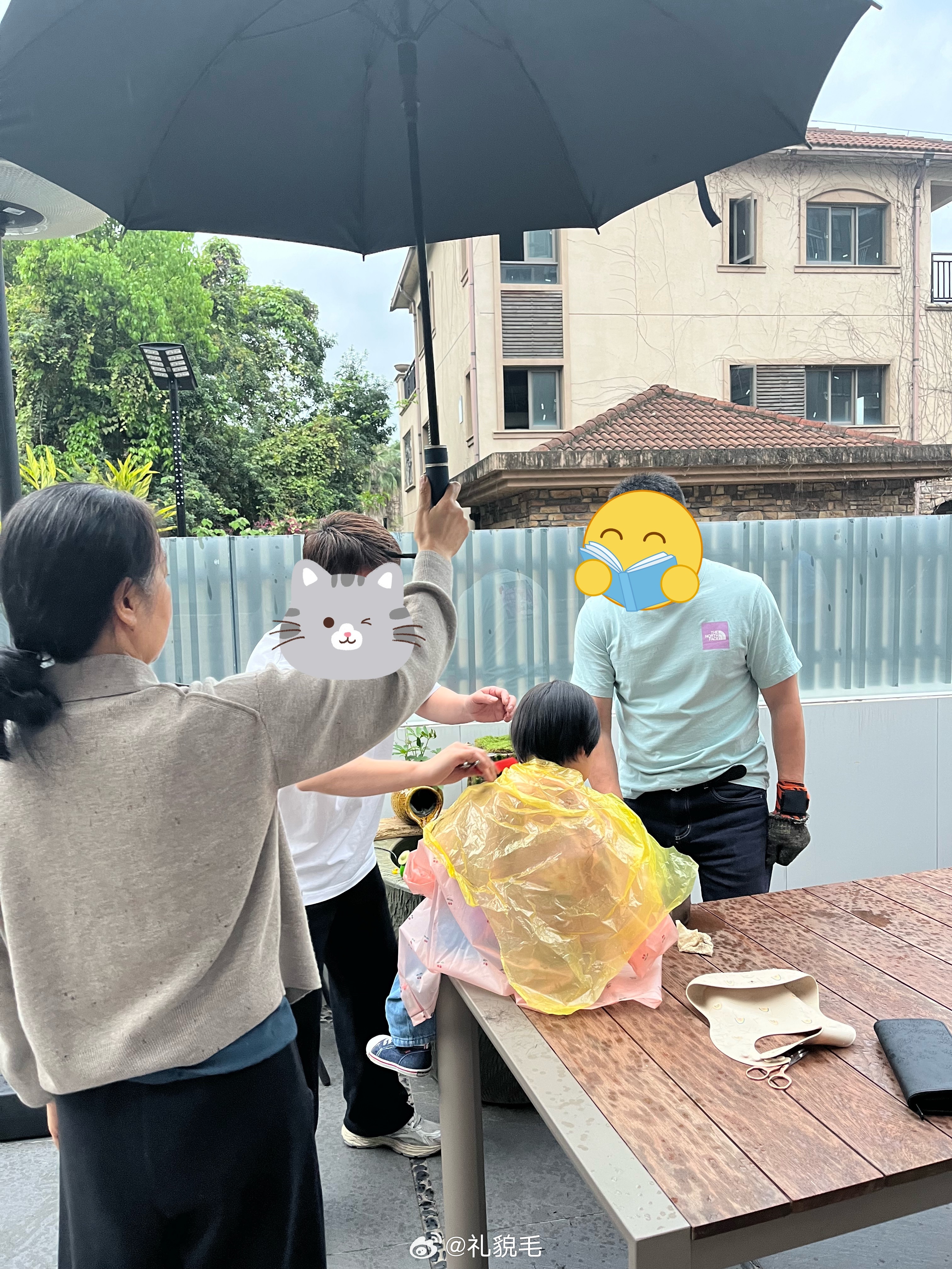 下雨了，球坚持要在院子里剪头于是压压爷爷撑起了雨伞球又说要钓鱼我大舅把鱼抓出来放