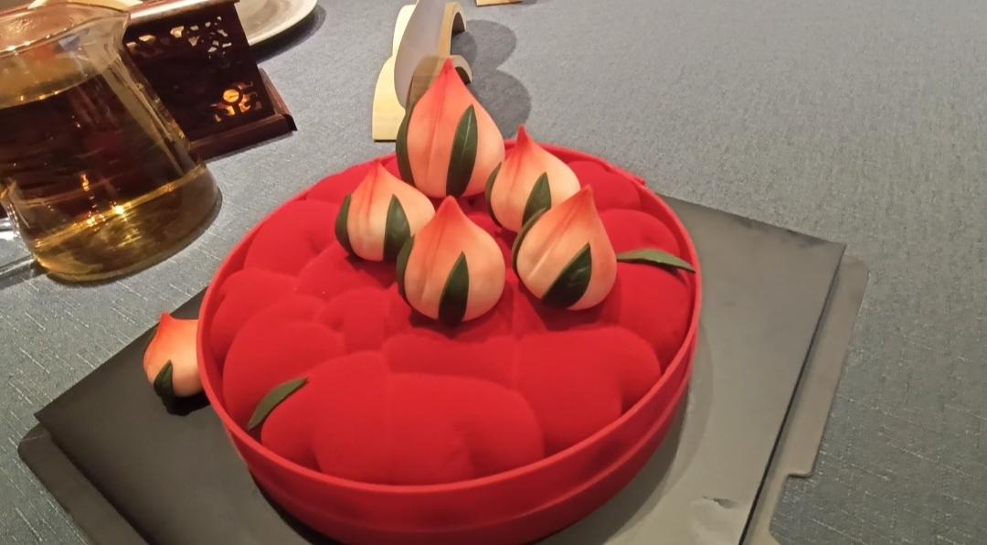 老爸九十七大寿蛋糕奇遇记
 
老爸九十七岁大寿，外甥女精心订了个蛋糕，一拿进屋我