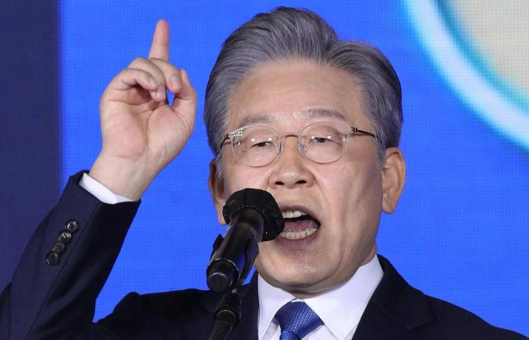 支持率43%，不支持率50%， 首尔街头20万人喊他下台，李在明的问题不在支持率
