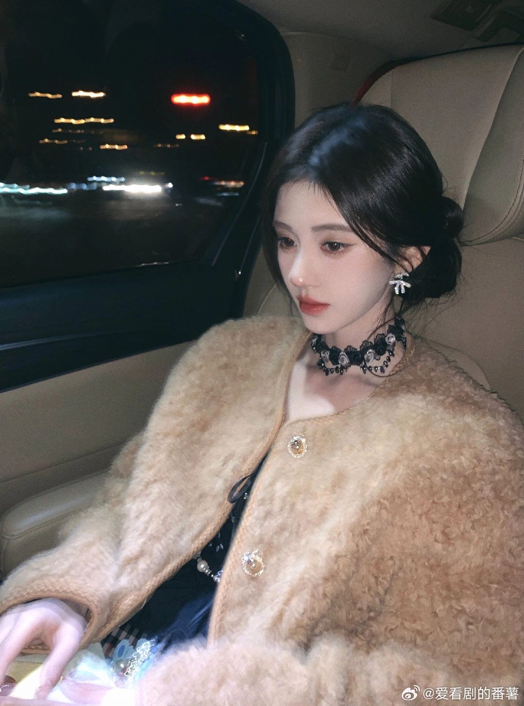 #鞠婧祎与朋友聚餐##鞠婧祎[超话]# 不是？鞠婧祎咋又变了？？？又变风格了，小
