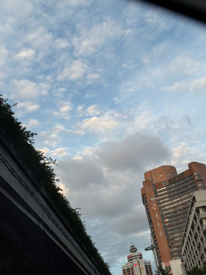 嘉嘉：奶奶说我长的像你，所以调皮不听话我在最近的课上学到这个是偏见，不是事实我和