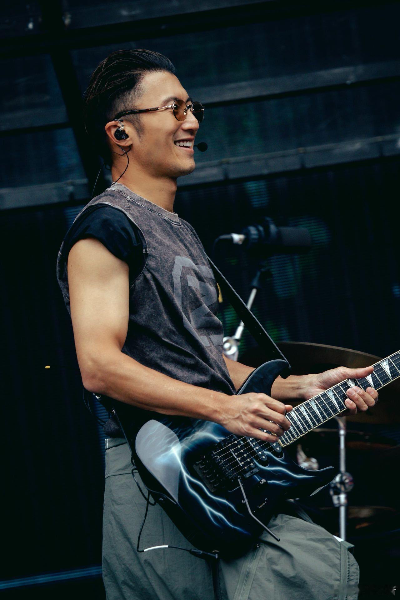 谢霆锋武汉演唱会 从周边快闪到锋味餐车，整个武汉处处都是谢霆锋的身影，今晚19点