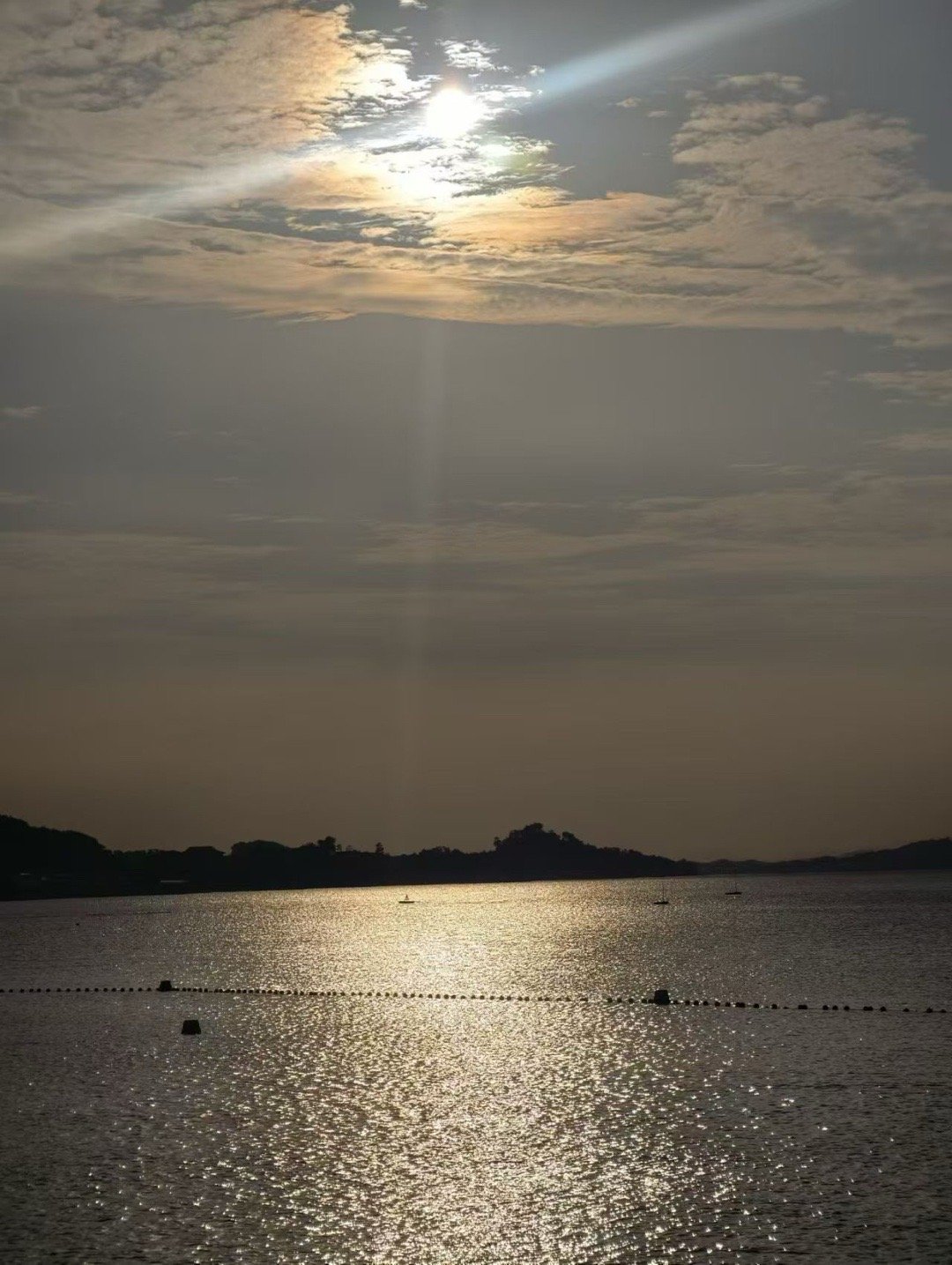 想起了当年的广告词：农夫山泉有点甜