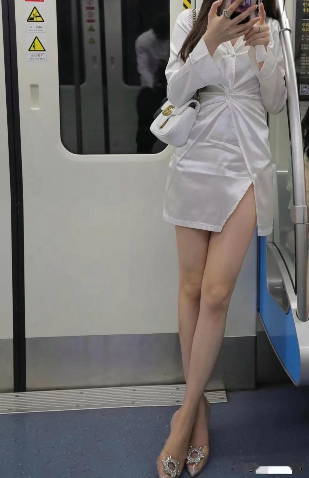 在地铁里遇到，我纳闷有座位为什么站着啊？