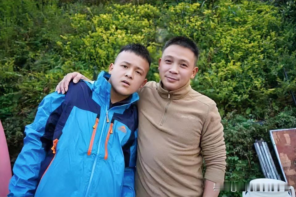谁能读懂一位单亲爸爸内心深处的心酸与无助？
在重庆的街头，罗永华守着他的玉米饼摊