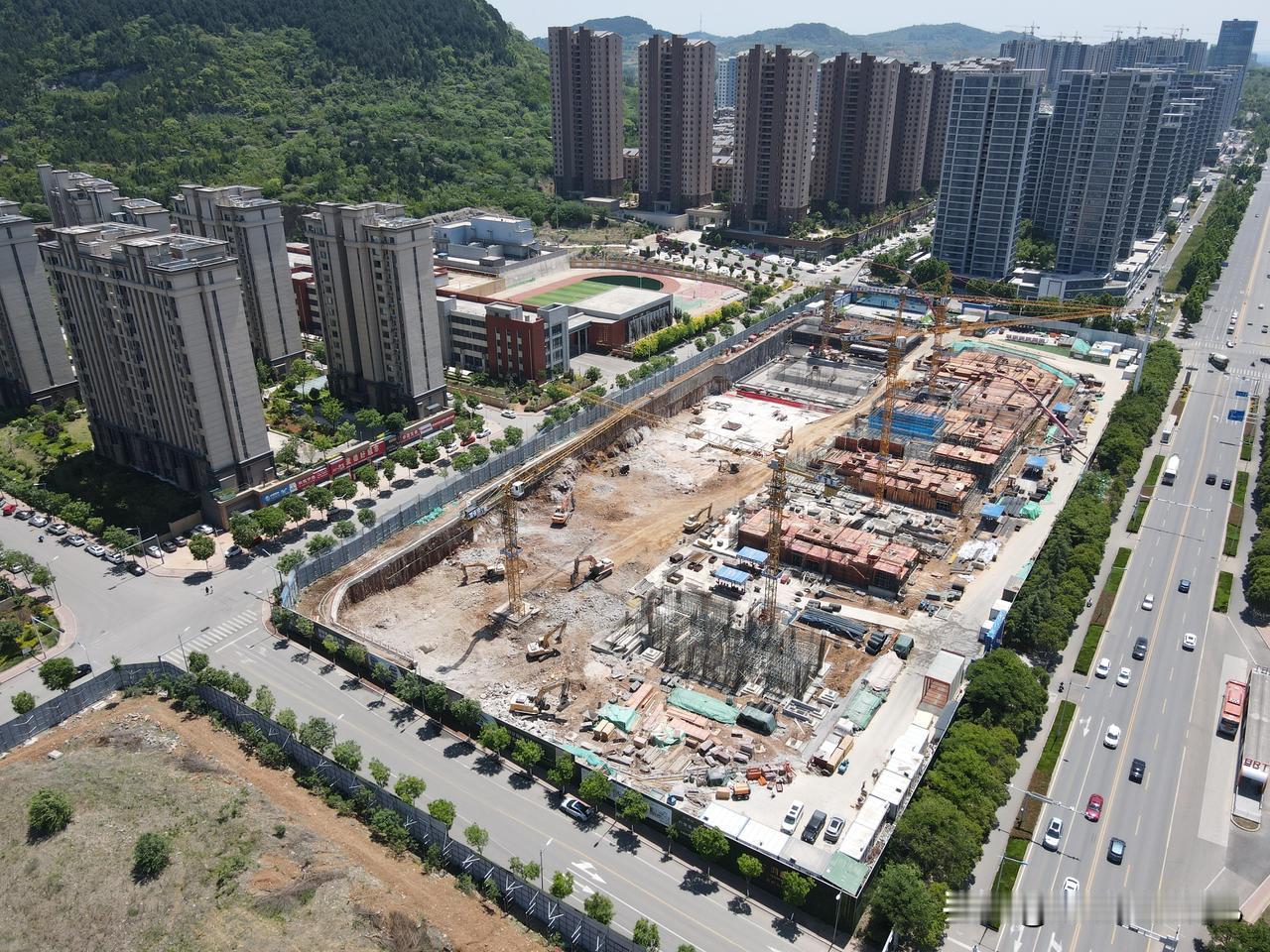 鸿鑫玖號建设进展｜鸿鑫玖號是枣庄已开工的最高规格改善型社区，容积率仅为1.38，
