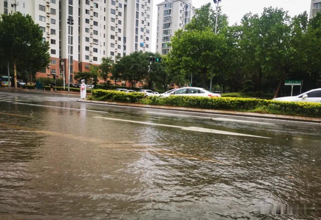 刚刚，青岛市南、市北、崂山、西海岸、城阳…发布暴雨预警信号！
小伙伴们，这场让裤