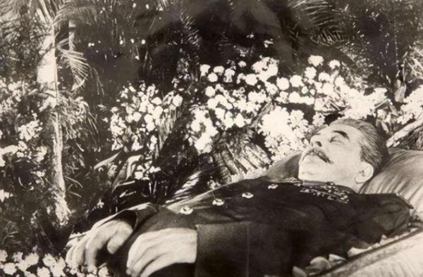1953年3月5日，苏联最高领导人斯大林去世，政府派出工作小组清点他的财产。人们