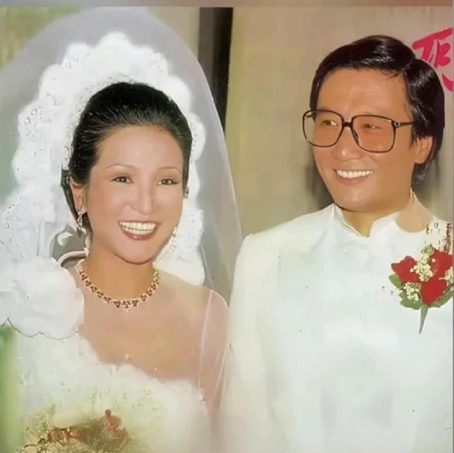 从小寄人篱下的狄波拉，渴望一个拥有自己亲生孩子的家。
“情场浪子”名号在外的谢贤