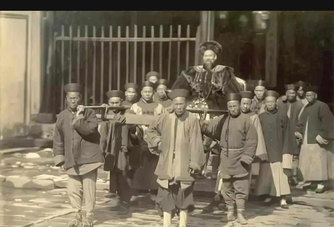 1901年，浙江金华，知府继良，身穿官服，被八个人抬着，威风凛凛地出门了，前呼后