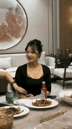 这个小姑娘有一手，舞枪助酒兴，很了不起，但是不知道和谁喝酒，这么有福气。