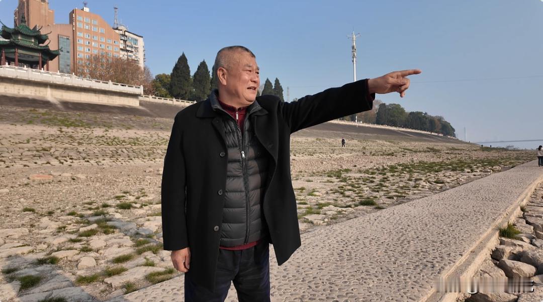 危机时刻！退役老兵挺身而出！事发宜昌滨江公园！
  61岁退役军人陈金全在宜昌滨