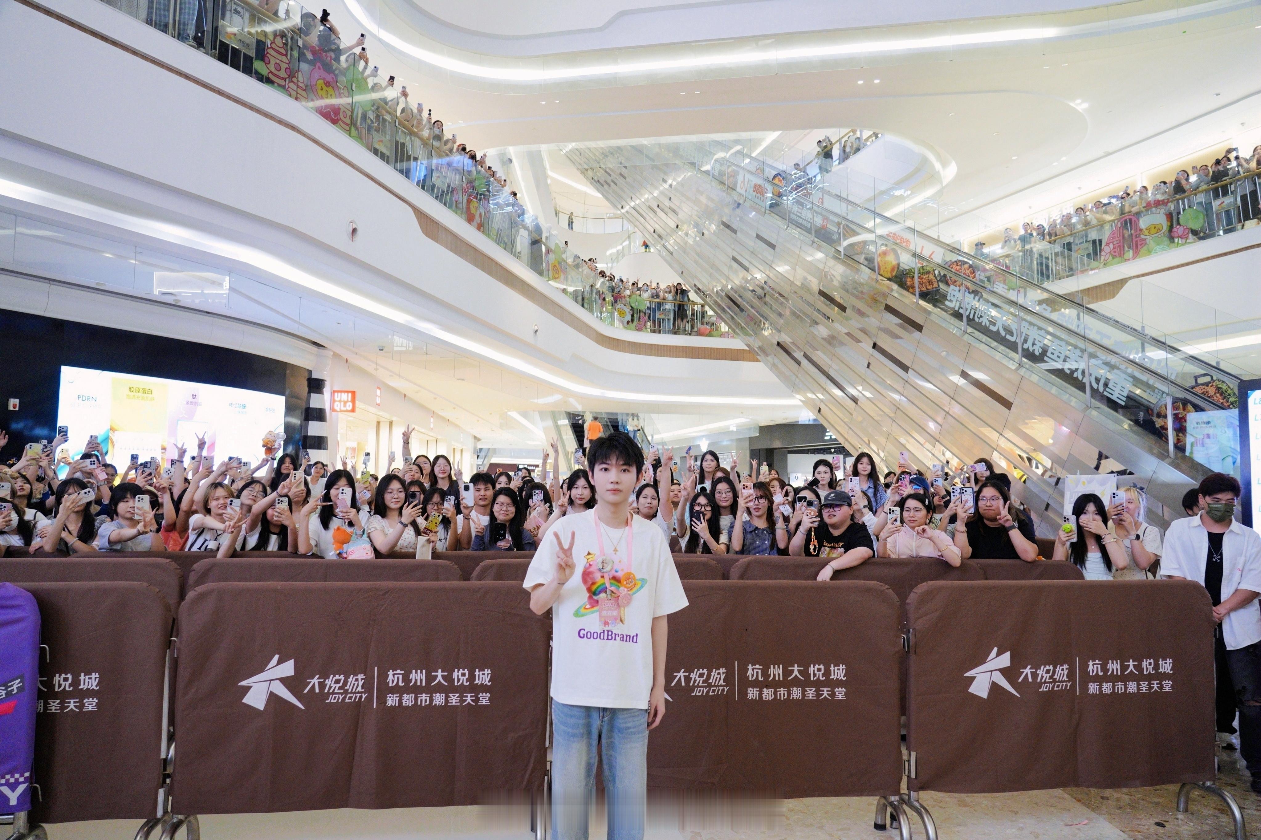 LGDNBW小分队KPL快闪打卡九尾空降KPL快闪KPL十周年快闪线下打卡！ 