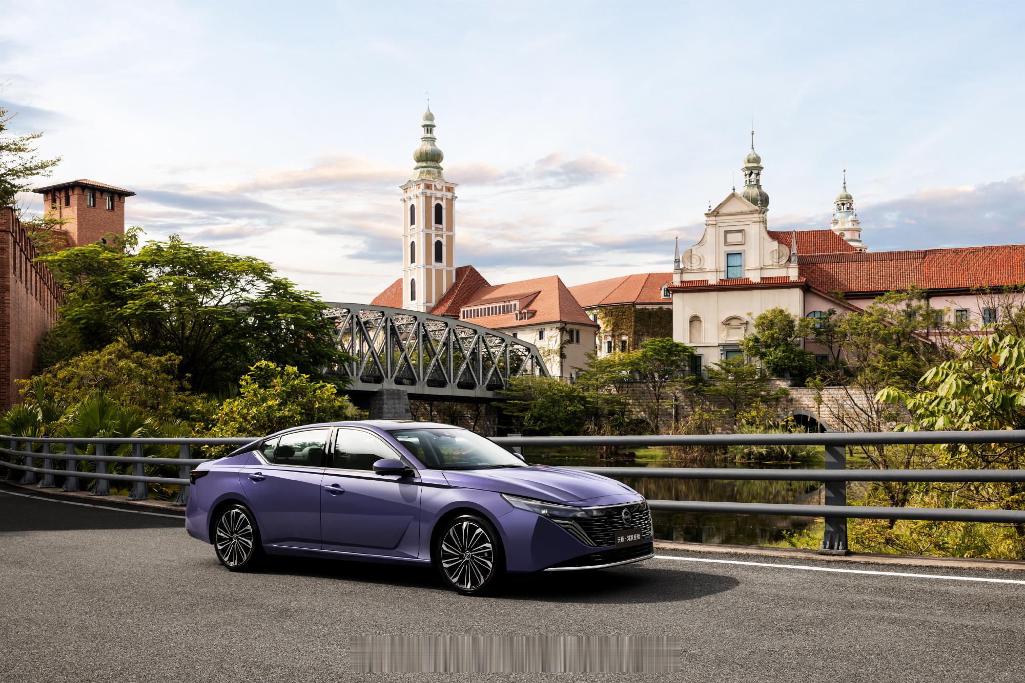 东风日产和华为联手打造的天籁·鸿蒙座舱，传统燃油车+智能座舱能让它的销量有所回暖