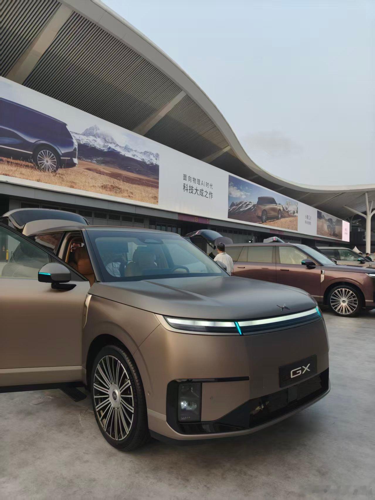 来看我鹏的旗舰 SUV 了今天朱广权也来到现场，晚上有顺口溜可以学了新科技旗舰小