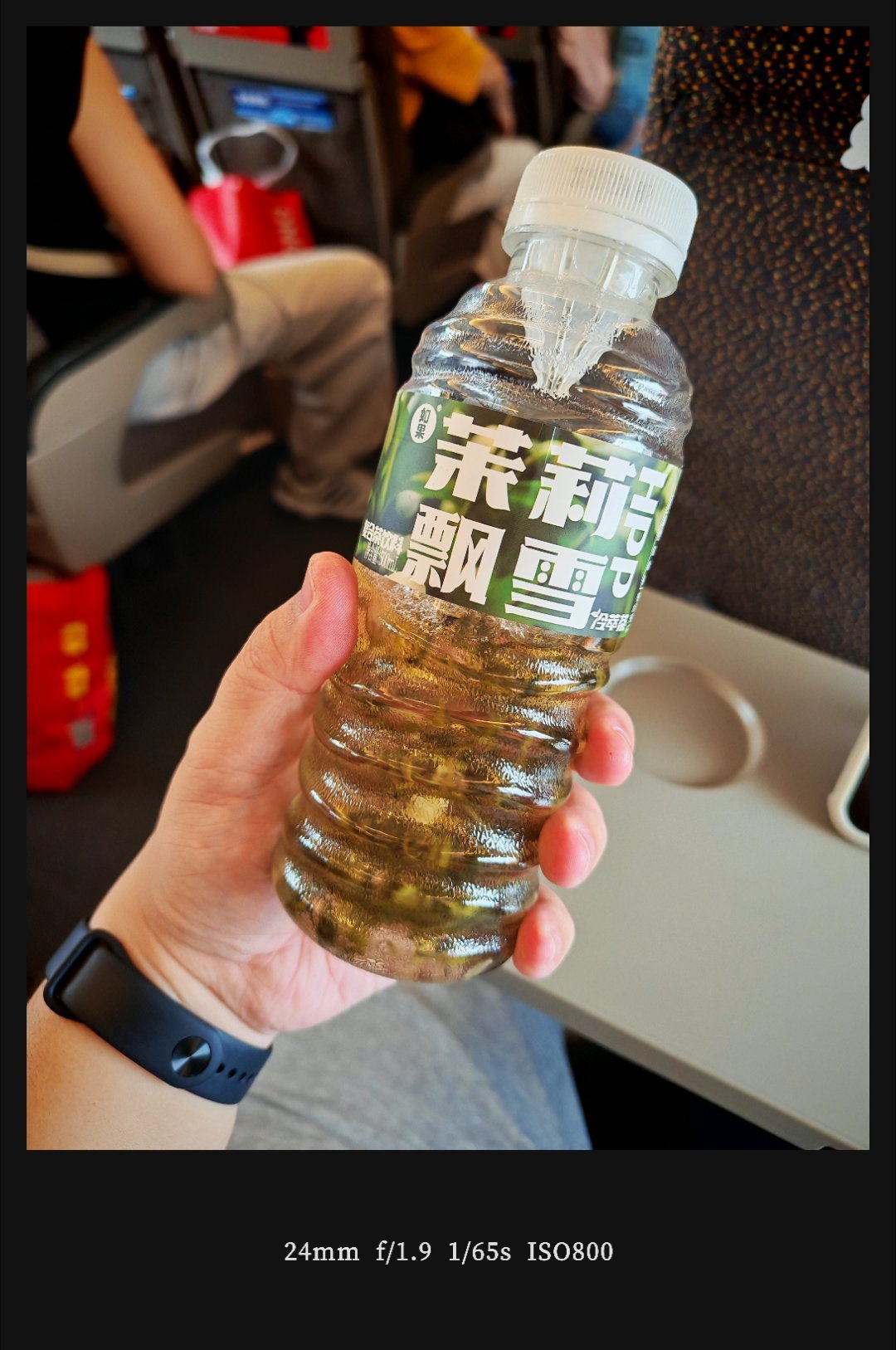 路上买了一瓶这种冷泡茶，里面还有茶叶喝着感觉确实比东方树叶更好喝[揣手] ​​​