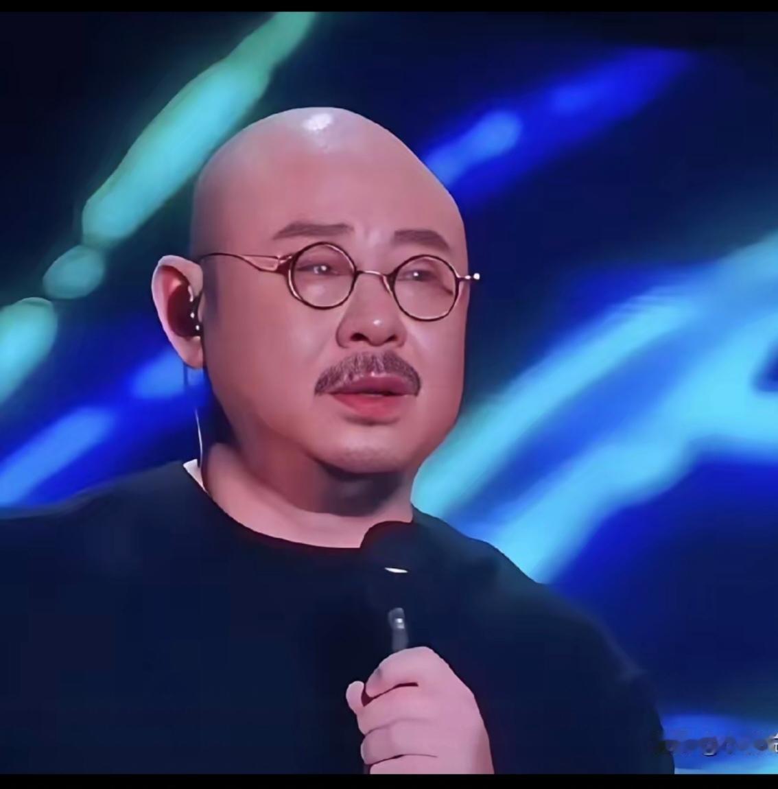 带爸爸看刀郎演唱会
他却红了眼眶
刀郎你不能这样“傻”！

刀郎独自在舞台上连续