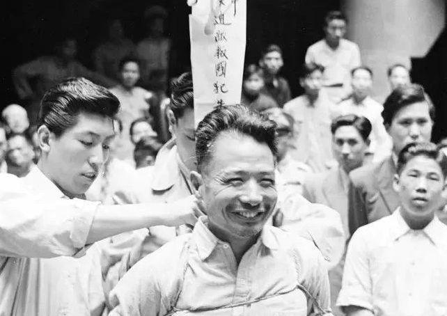 1949年，臭名昭彰的汉奸
朱大同被枪毙，周围骂声不断,可他
脸上却挂着笑容，陈毅知道后更是大
“他是地下党啊!
F
在抗日战争期间，为了革命而奋斗的
不止有那些在前线拼杀的战士,还有
在地下工作在敌人手中获取青报的工
作者
他们为了情报工作，隐藏身份，在敌
人的阵营中获取情报，为了绝对保
密，他们的身份都是极少人知道的
甚至连他们牺牲的时候都