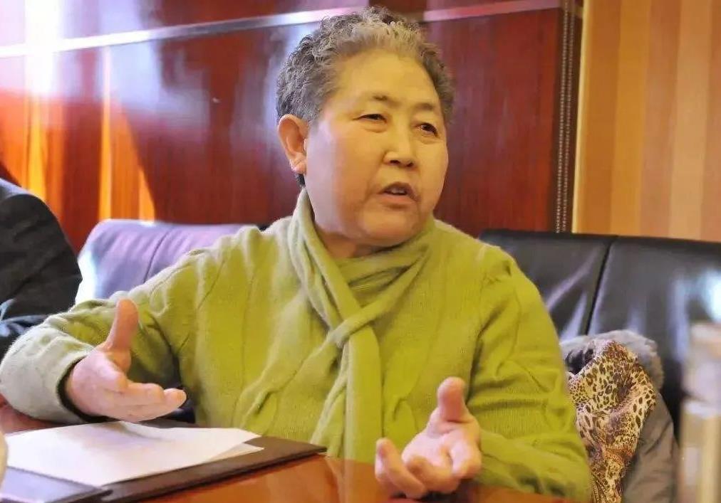 你有多久没吃过老干妈了，一位国外朋友逛超市，看到一个“表情严肃的女士”大为好奇，