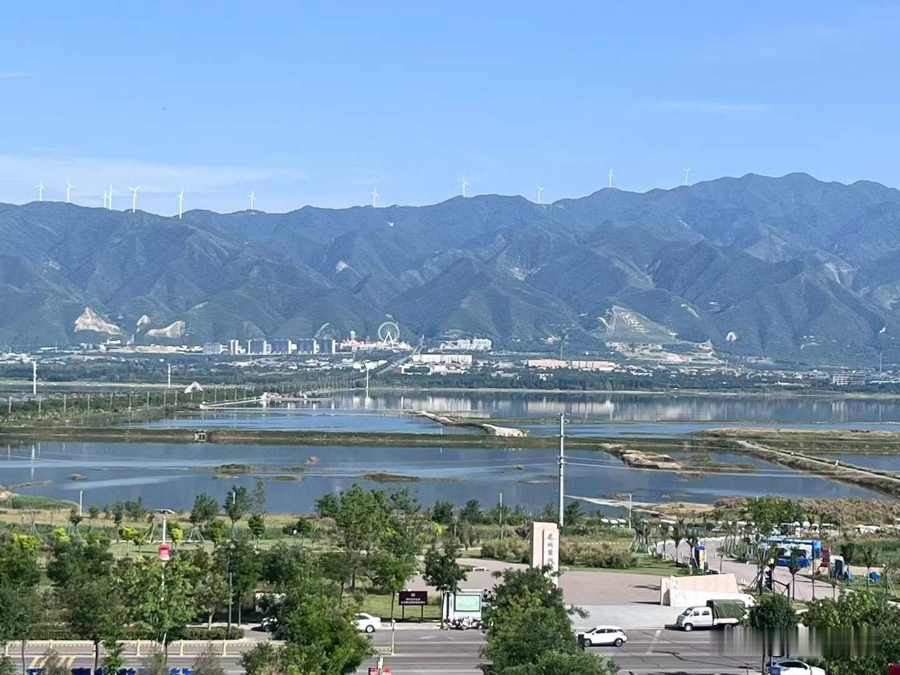 出了池神庙，顶着大太阳，到对面的盐湖走了走。湿地公园门口，一个原汁原味的北方妇女