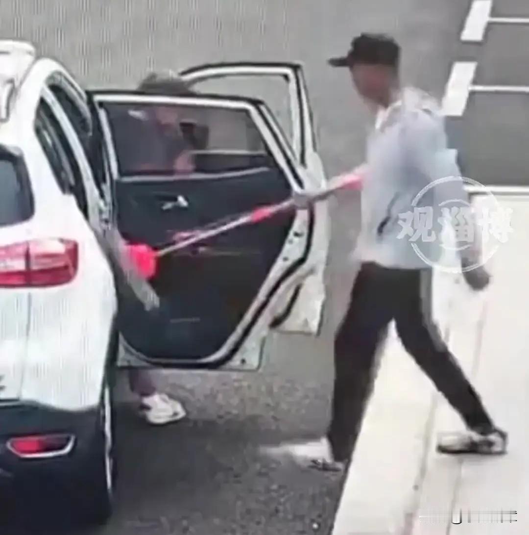 “已经归还”

近日，一对夫妻在广西偷走厕所垃圾桶和扫帚的视频在网上引发的热议，