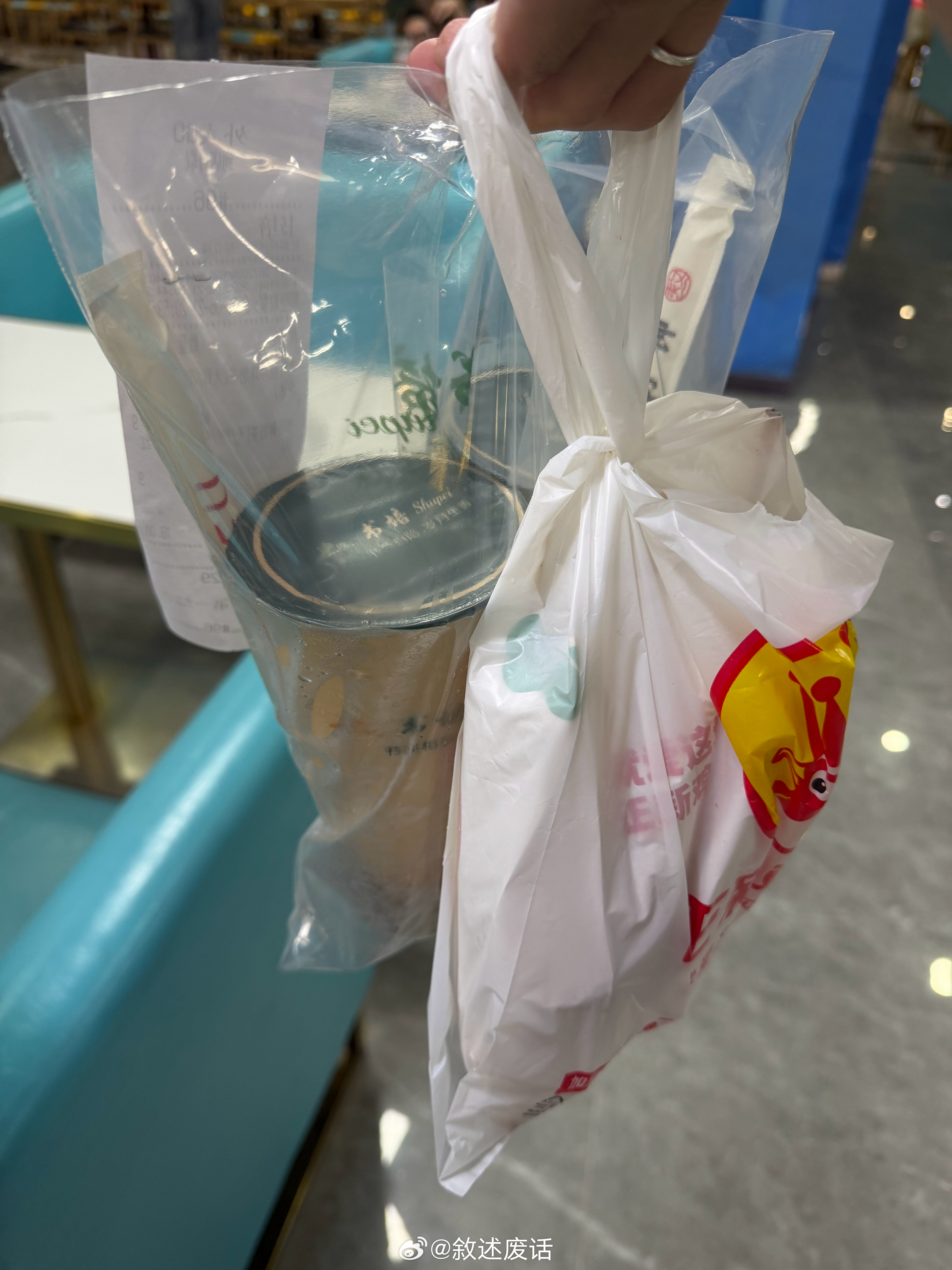 来学校搬东西 顺便也买了我爱喝的奶茶和爱吃的鸡排回家