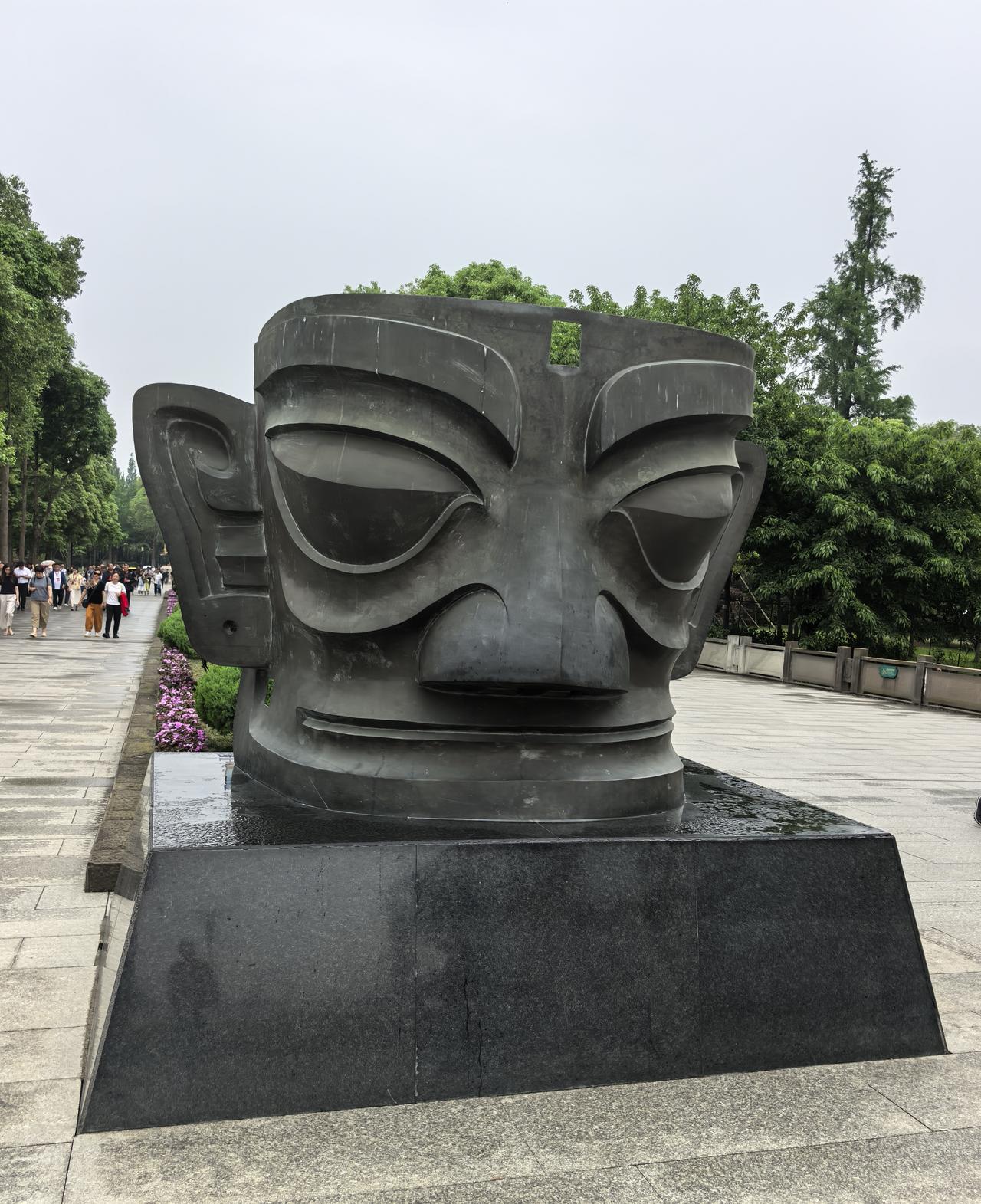 青铜凝望
 
一张厚重的青铜面庞
越过千年岁月静静凝望
 
夸张的眉眼，宽阔的耳