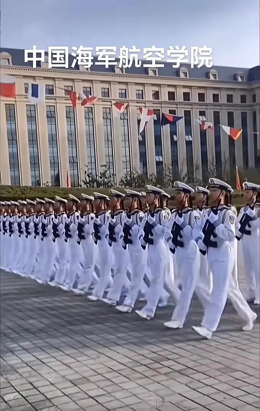 太帅了，海军航空学院，学生们走起来整齐划一行云流水，就是大多数不知道这个学校在哪