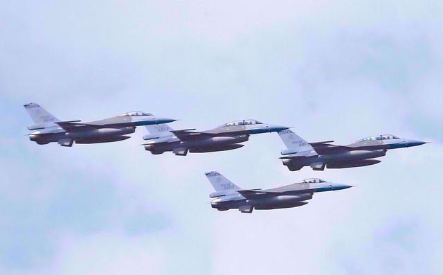 岛内军事专家、前台海军军官学校校长谭传毅今日撰文分析美国迟不交付台湾F-16V战