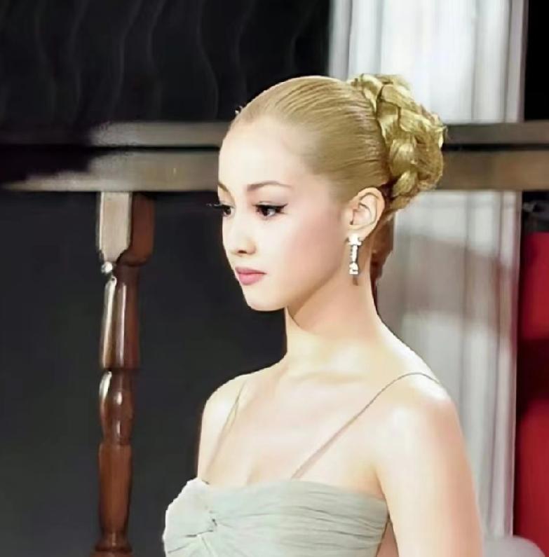泽尻英龙华签了5份婚前协议，协议里连亲热次数都写明了，可最后谁也没按协议活成。