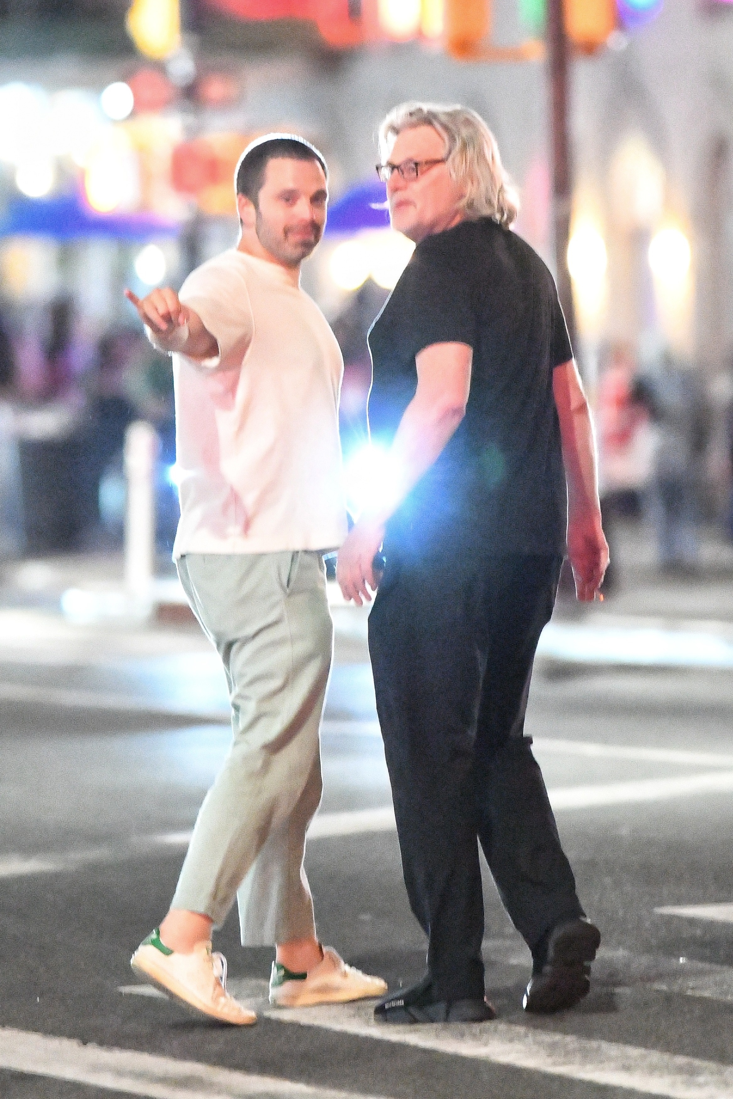 塞巴斯蒂安斯坦翘兰花指，嘴角含春紮紮跳 近日，「金球奖得主」塞巴斯蒂安·斯坦（S