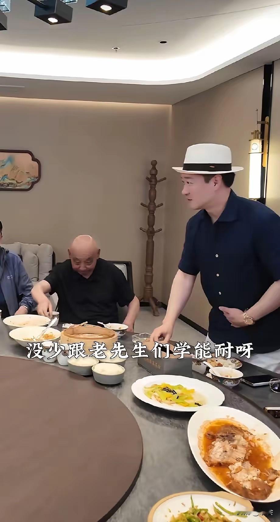 郭麒麟没说错，曹云金是真大方！请四位平均近80岁的相声老前辈试菜，坐主位有大老板
