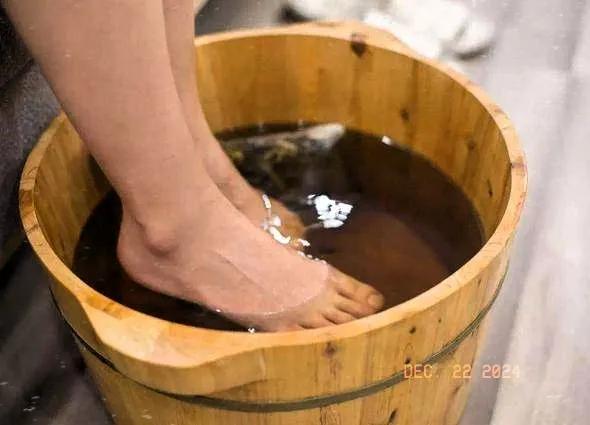 热水泡脚是很多人临睡前的习惯，可是很多中医都说这样并不好。他们认为，泡脚并不适合