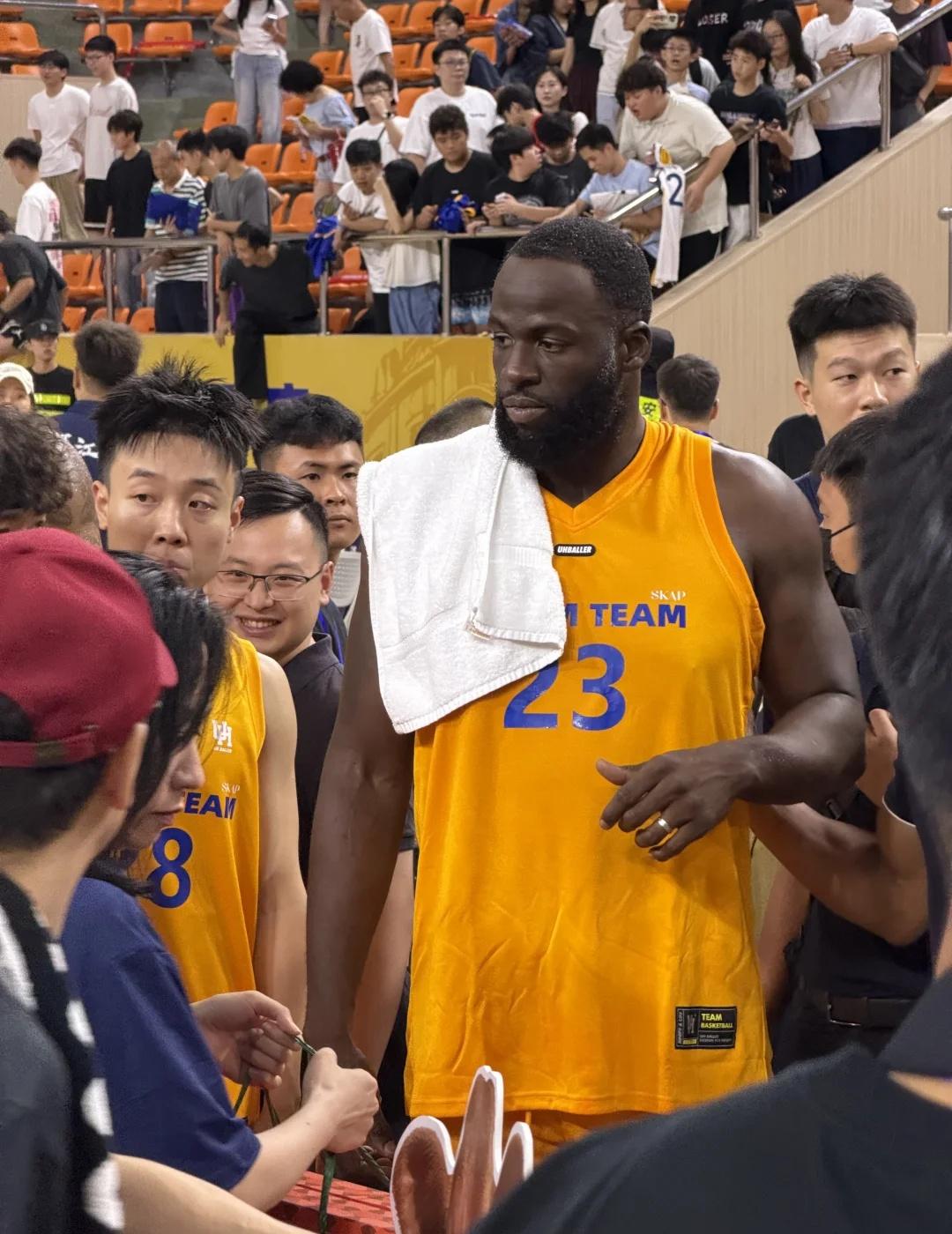原来他真的是来汕头打比赛的……🏀
我还以为他来吃生腌和牛肉火锅的[笑哭]CBA