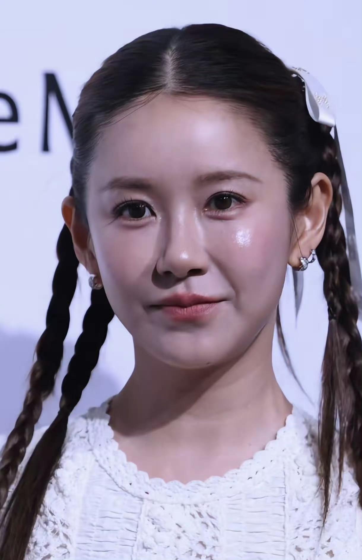 陈赫妻子张子萱近日罕见亮相公开活动。她以一袭纯白连衣裙搭配双马尾造型现身，整体气