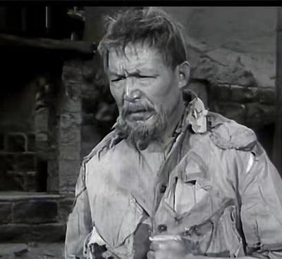 “这人有问题！”1947年，沈醉去白公馆视察时，看见一个疯癫的老头对着石榴树来回