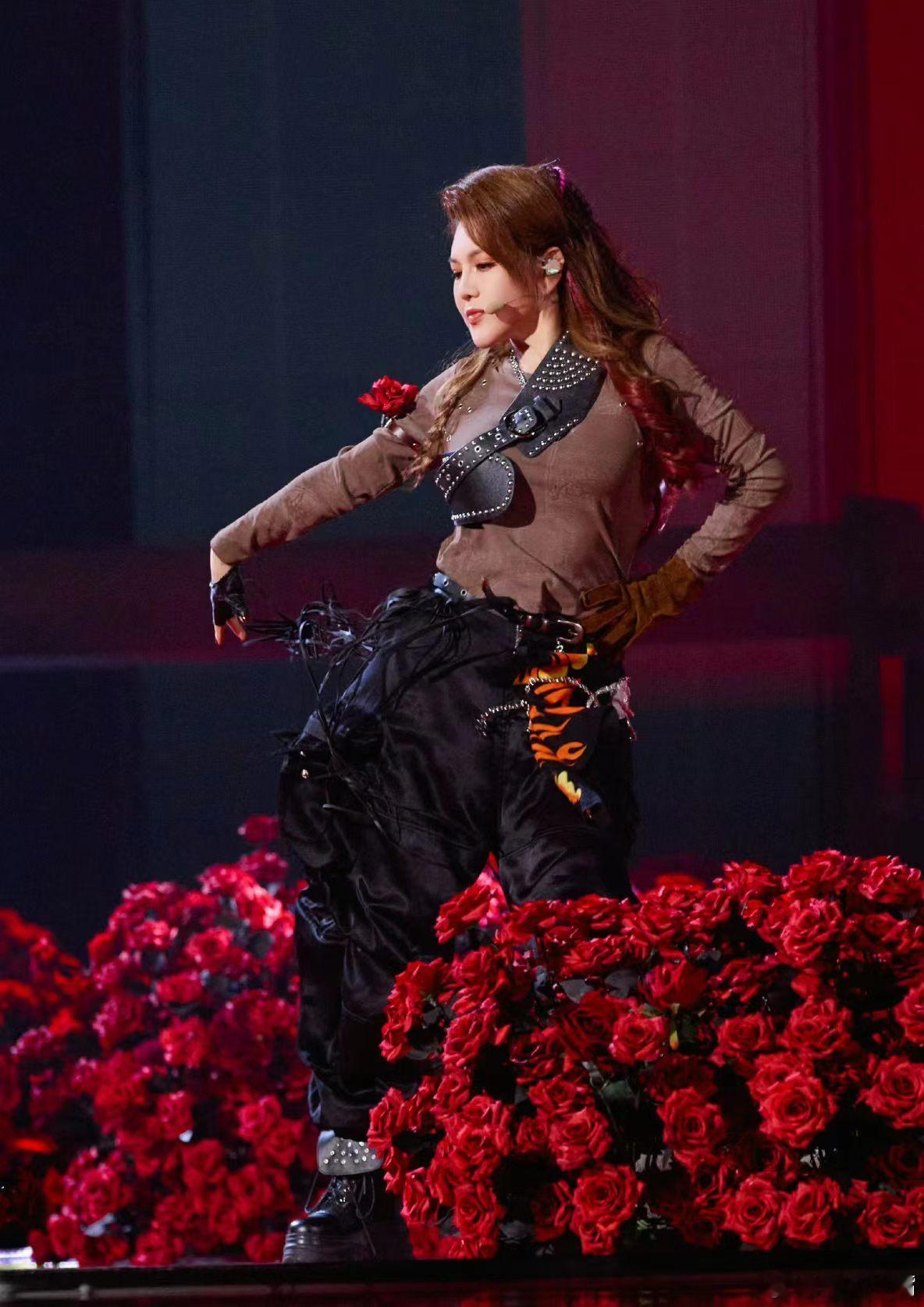 乌兰图雅重生之我在乘风北宋季 谁被图雅老师圈粉了！参加乘风北宋季状态超松弛，嘴瓢