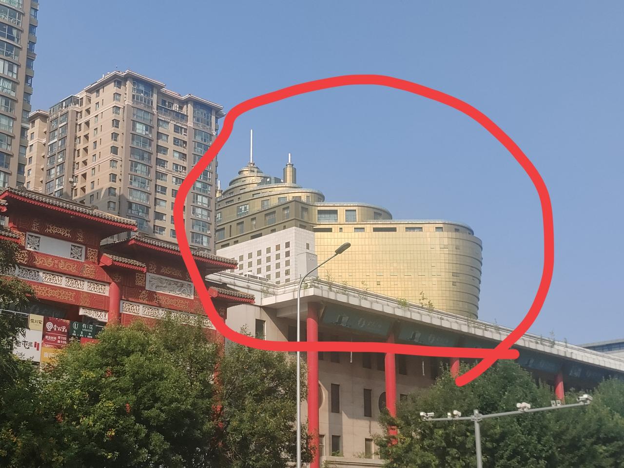 下午路过北四环看到的，这个建筑好像一艘轮船啊，还金光闪闪的！

当年应该叫“土豪