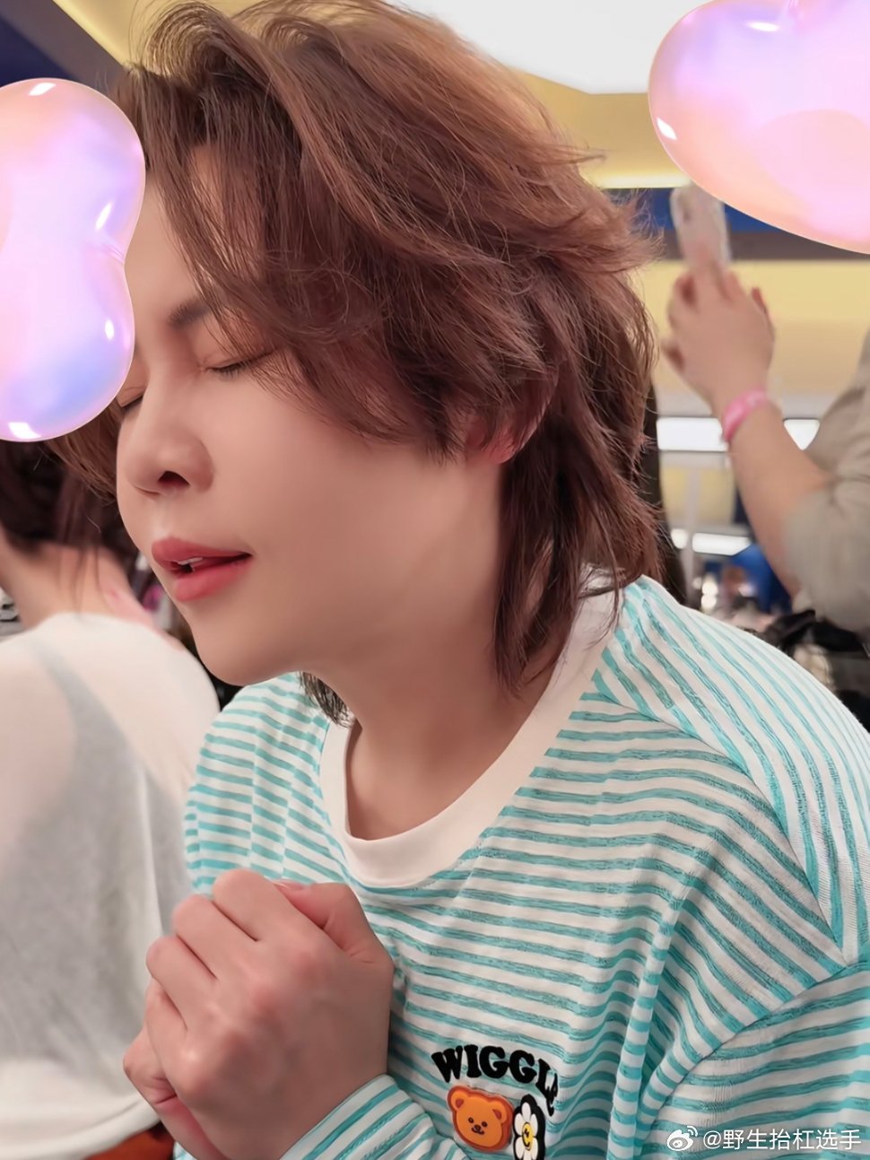 王濛有了心愿便利贴后遗症王濛心愿便利贴的后遗症比我还严重，已经进化到走哪都比心了