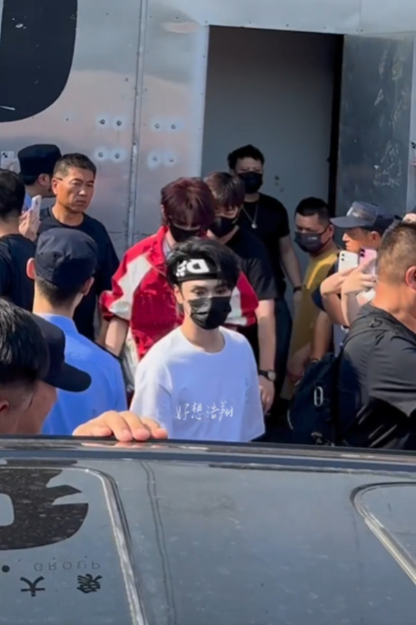 严浩翔发带男大严浩翔联排下班  严浩翔联排下班，严浩翔发带男大，简单白T搭配发带