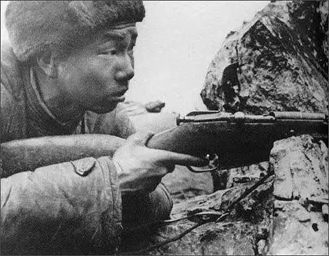 1952年10月，上甘岭537.7高地的一处狭小防炮洞内，19岁的志愿军战士唐章