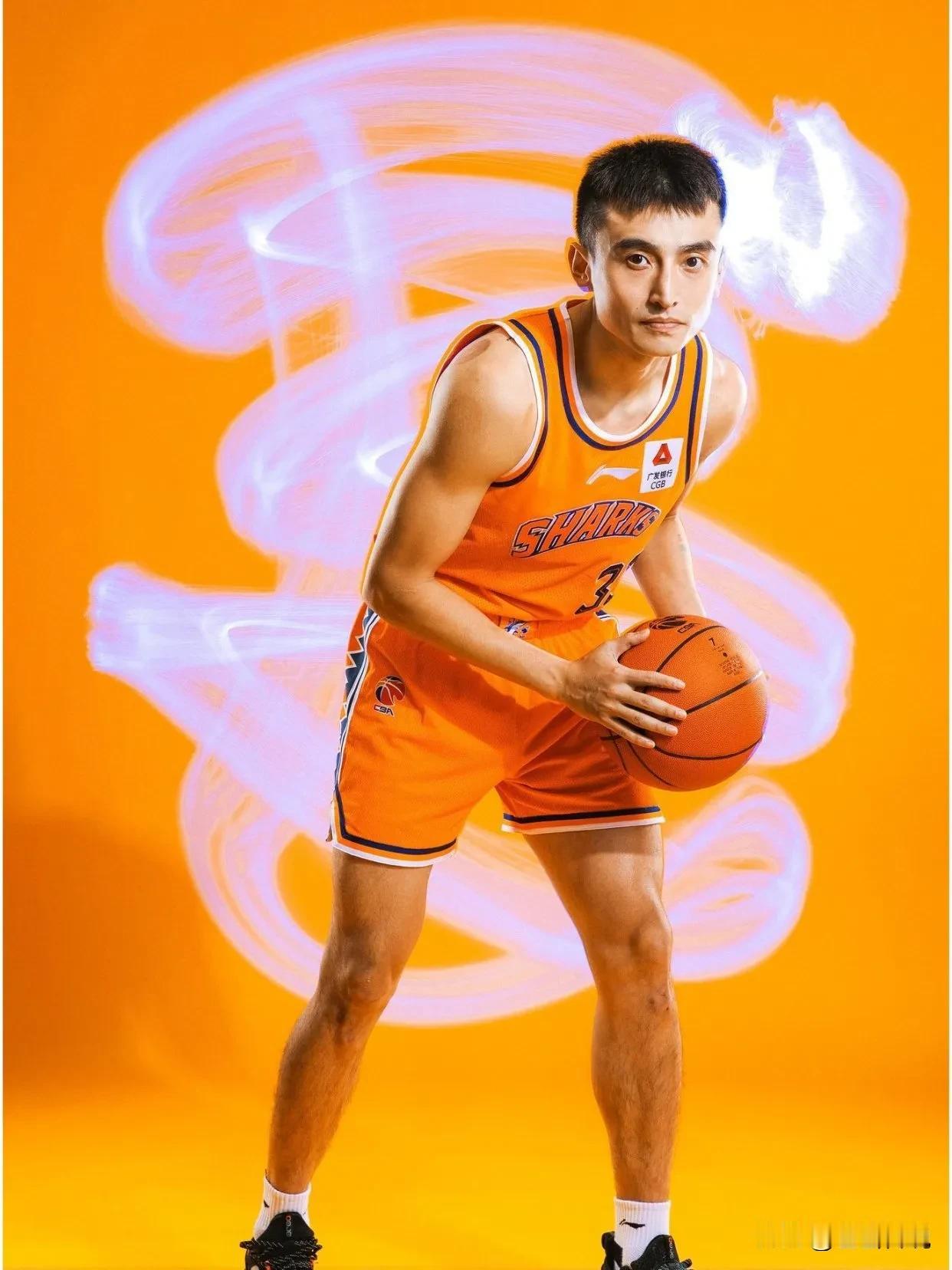 “欢喜罗汉”罗汉琛


六岁习书画，业界传声名。
从小练网球，感觉不带劲。
篮球