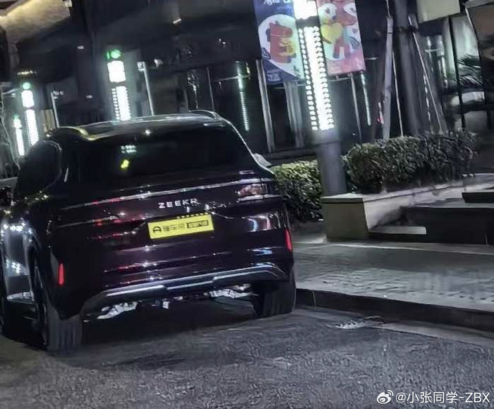 在那边看到的极氪8X无伪装的“屁股”，还挂着懂车帝·独家片场的车牌？新能源汽车极