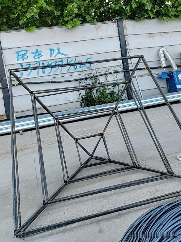 大家看看下面这个东西是干什么用的，我想了好久都没弄明白，这还是我第一次见到这么大