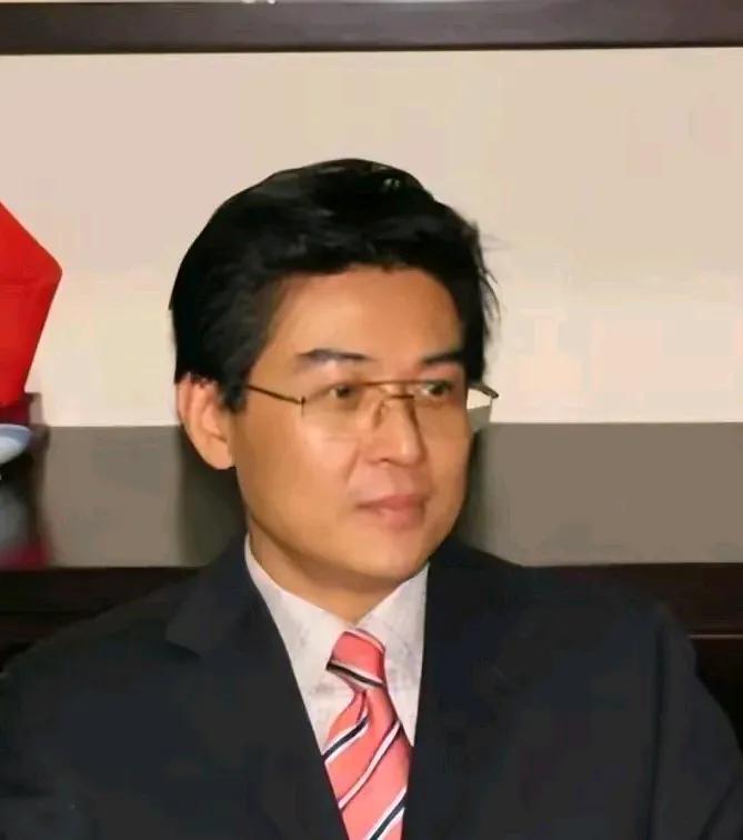 谁知道这是哪位伟人的后代吗？如果光看笫一张图估计100%的人是不知道的，当看完第