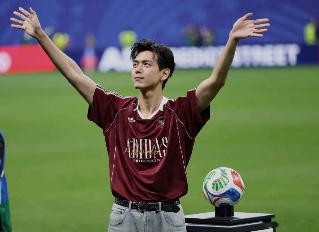 李现为世界杯开球 创造历史！李现亮相美加墨世界杯完成开球，成首位男足世界杯正赛开