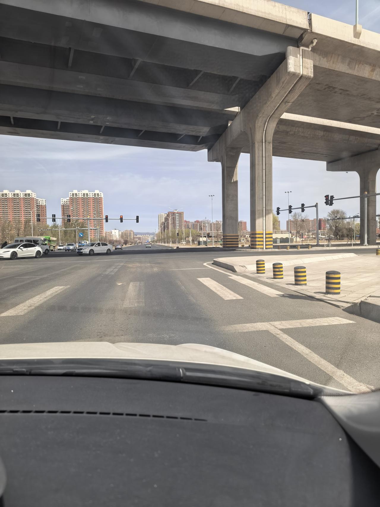 开车不能乱停乱放呀！昨天下午，在呼和浩特市新城区的一条街道上看到，两辆拖车正在装