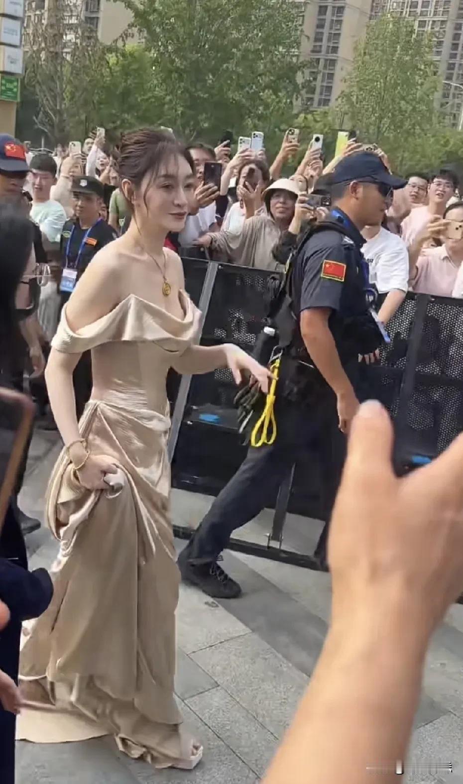 50岁李小冉亮相活动，金色抹胸礼服造型引网友热议

9月25日，李小冉出席活动，