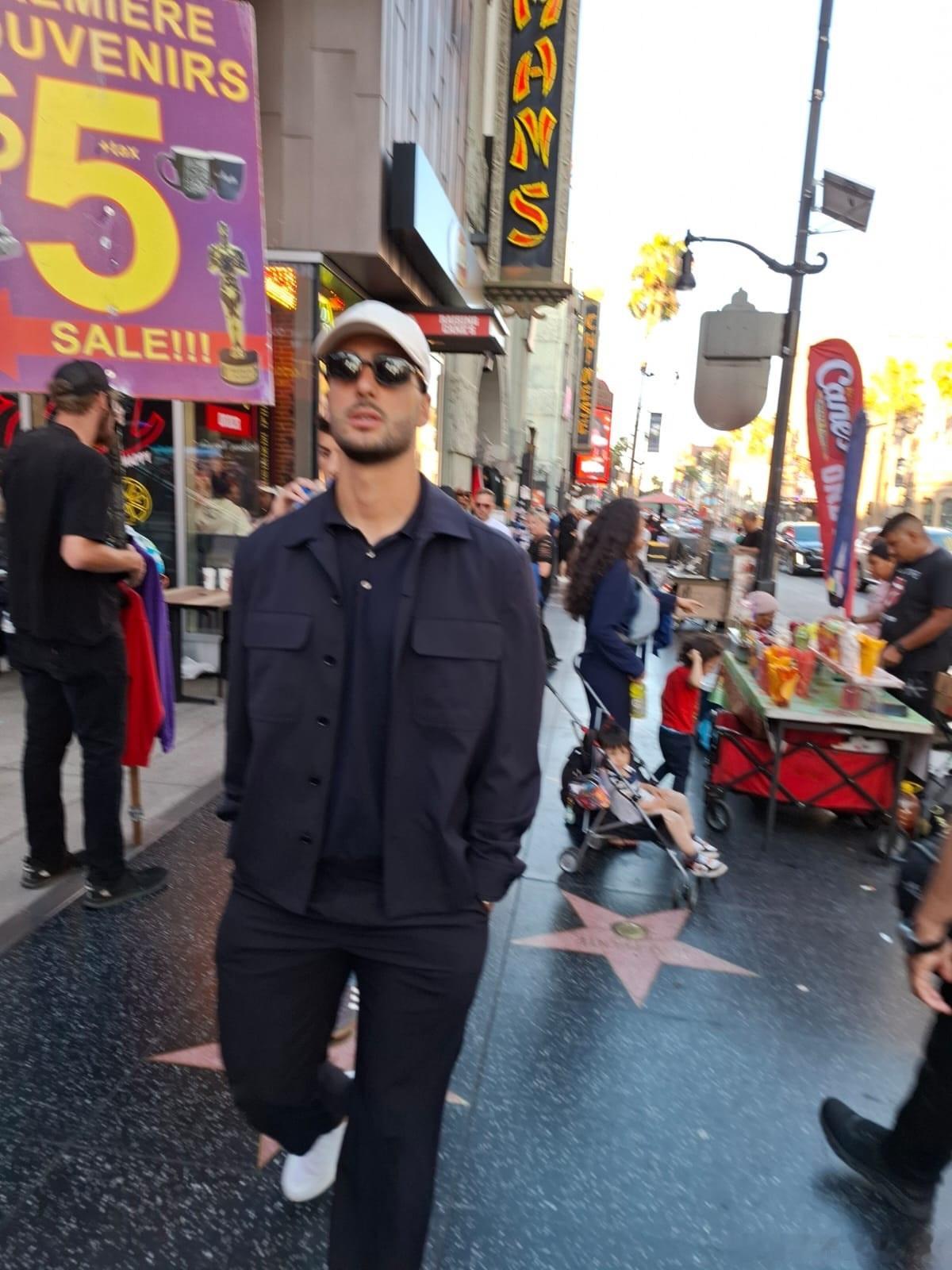 梅里诺  在洛杉矶加利福尼亚参观了好莱坞，站上了星光大道上铁杆枪迷安妮海瑟薇的那