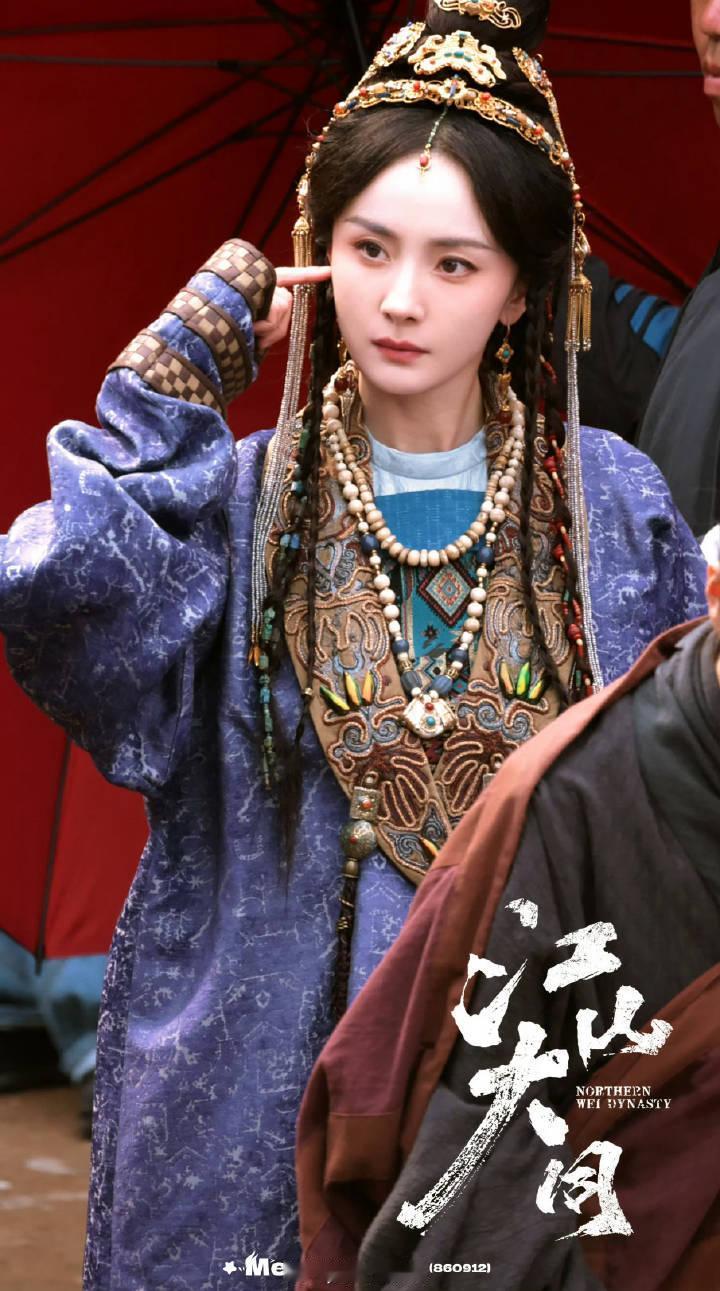 杨幂江山大同紫色胡服路透杨幂冯湮儿紫色胡服造型 异域风情的小狐狸